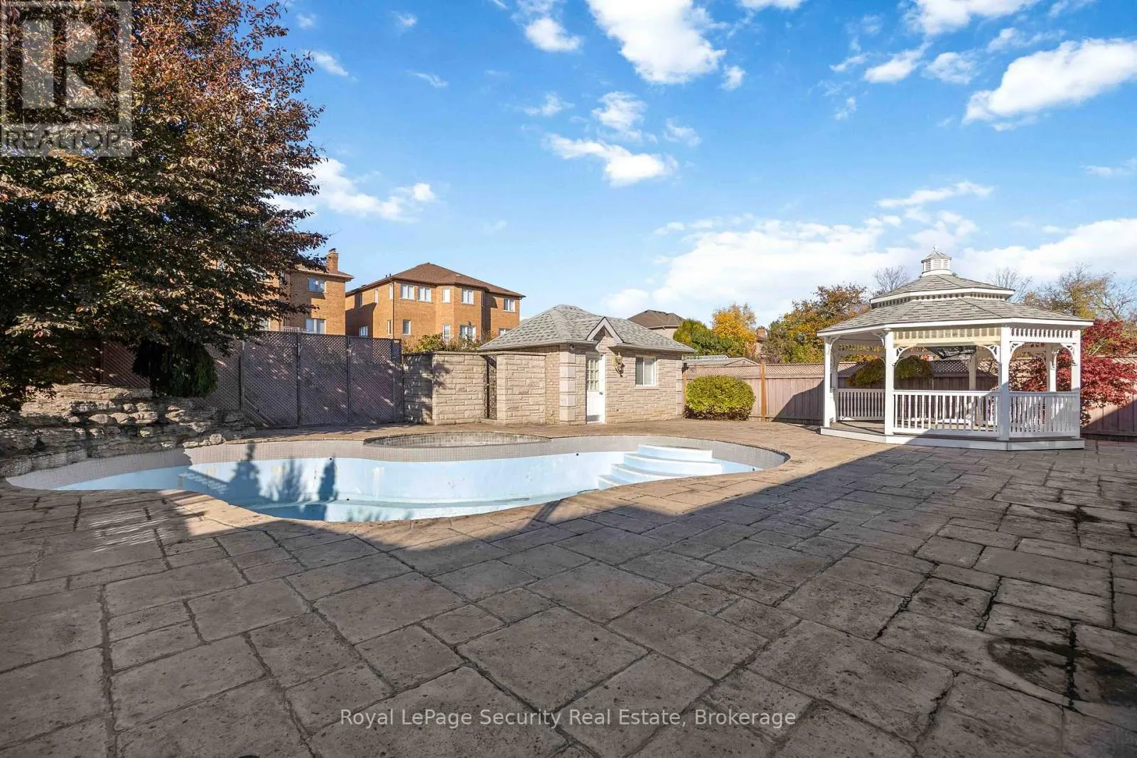 138 ELGIN MILLS ROAD W