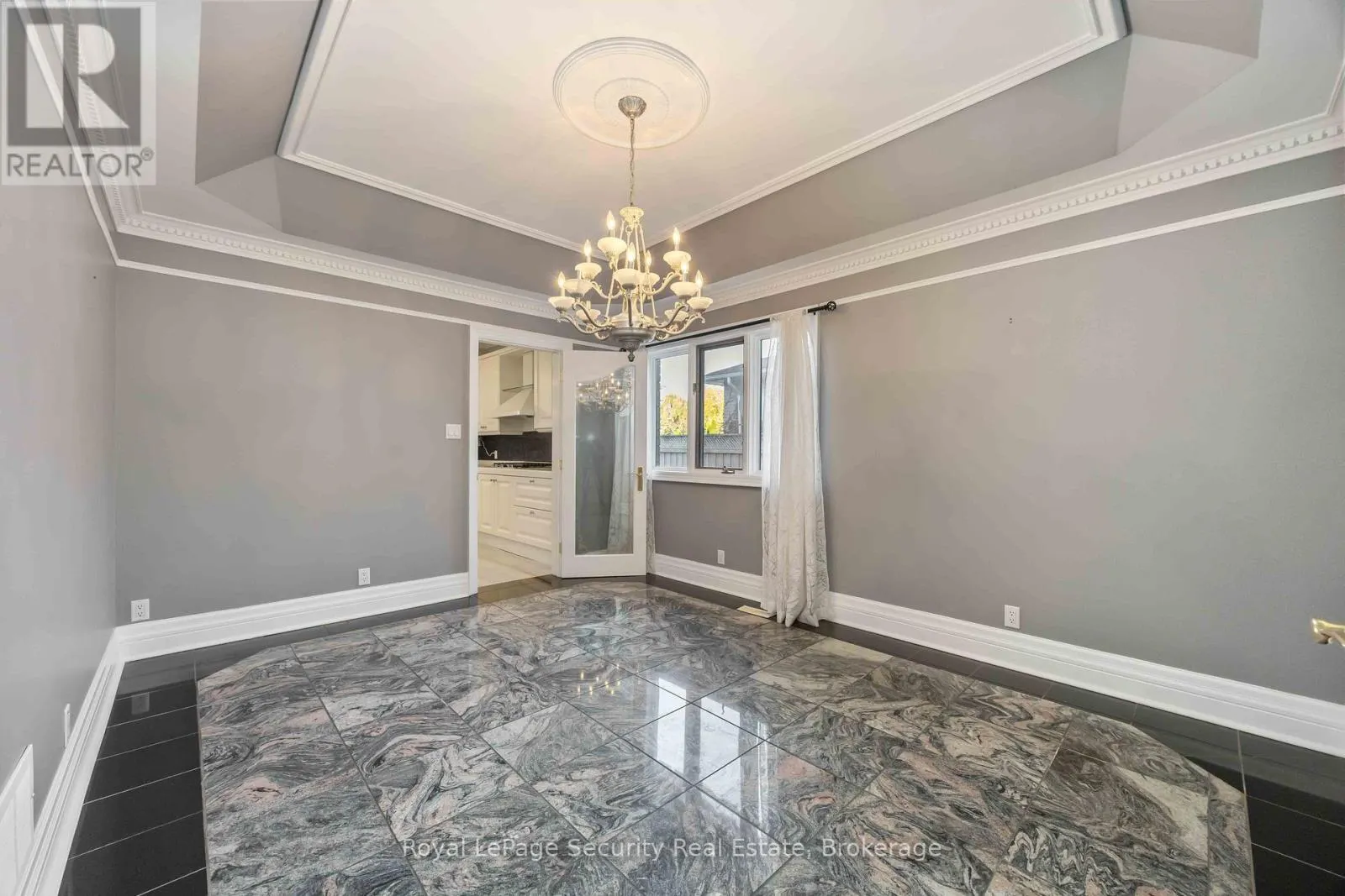 138 ELGIN MILLS ROAD W