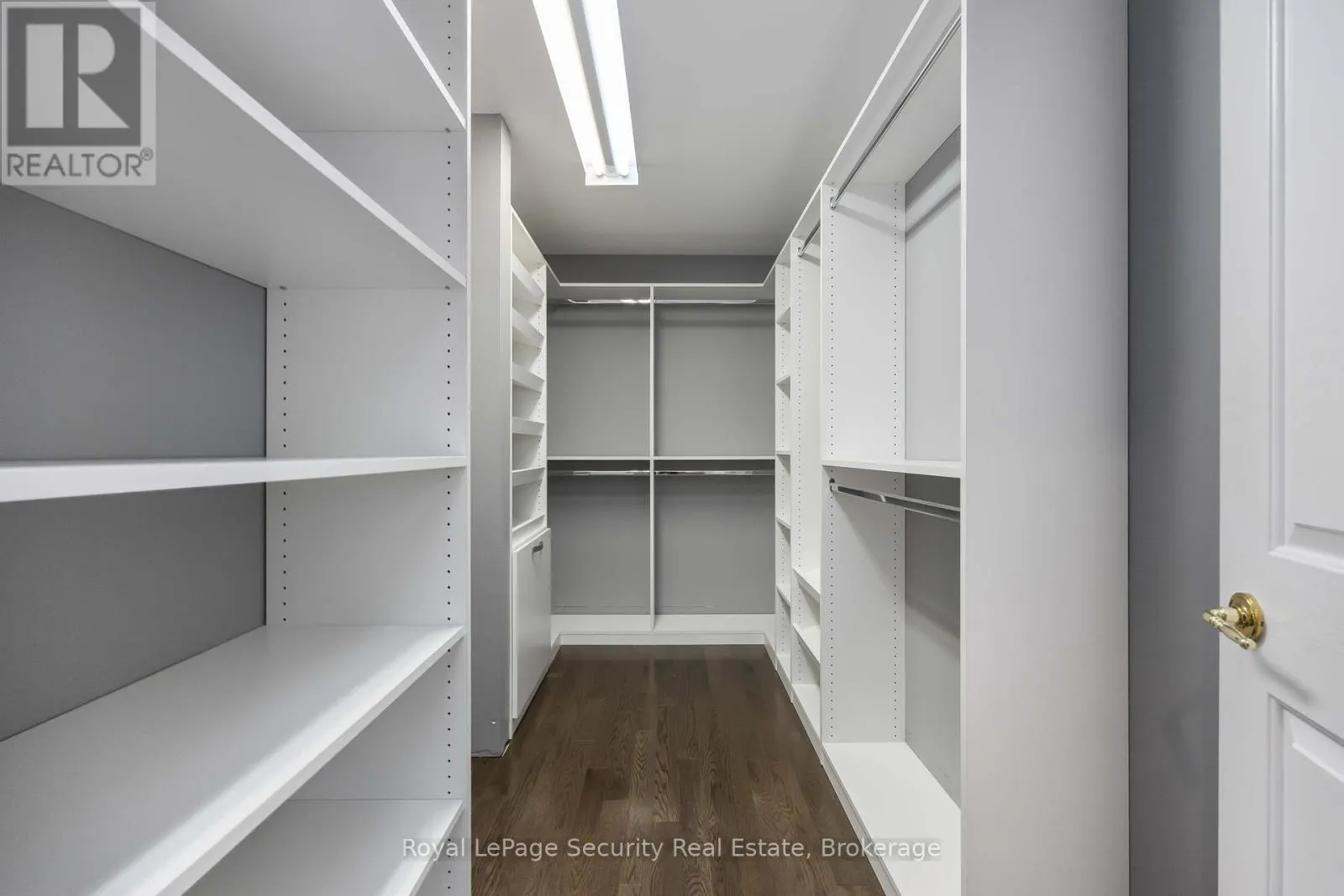 138 ELGIN MILLS ROAD W