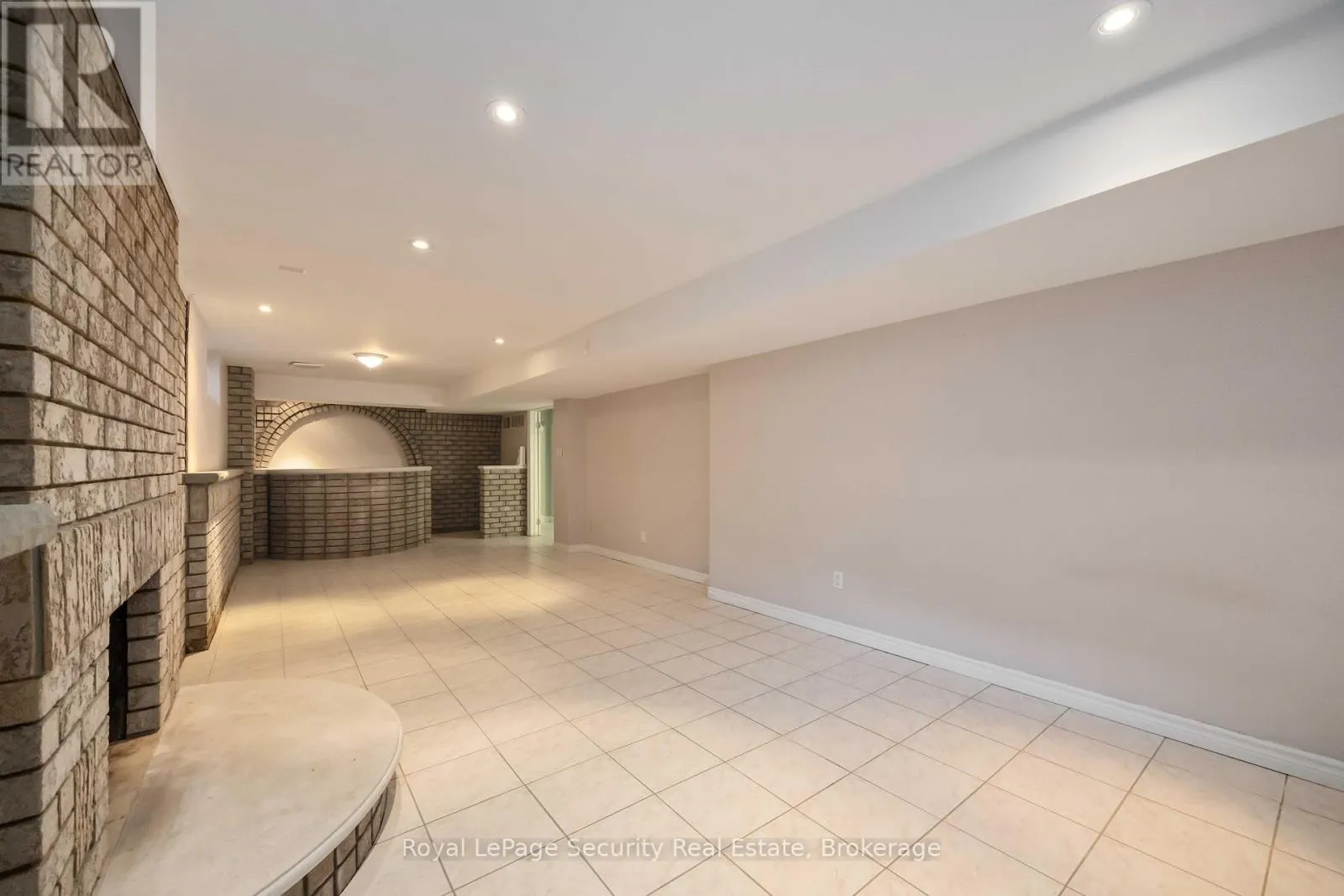 138 ELGIN MILLS ROAD W