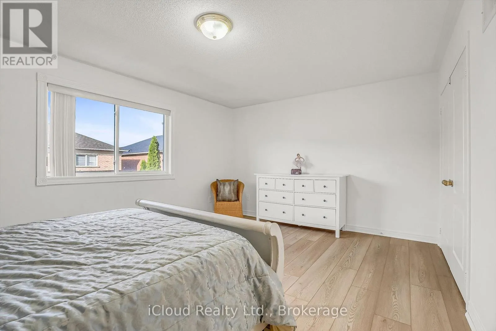 18 DAISEYFIELD CRESCENT