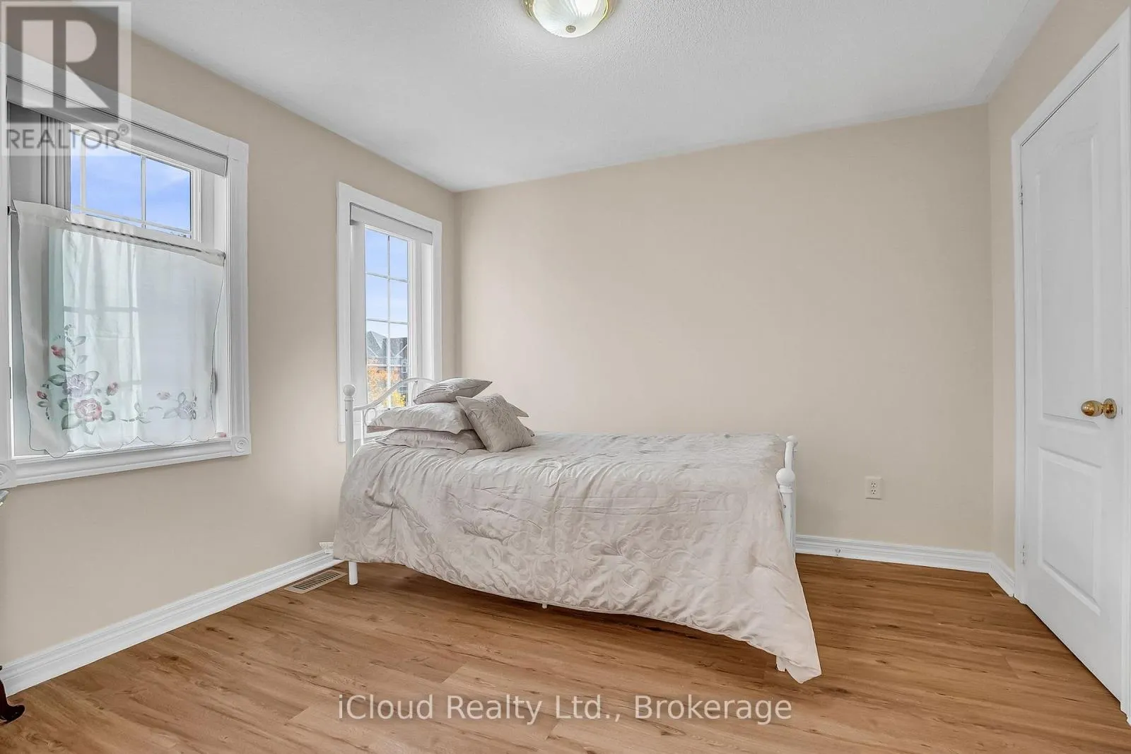 18 DAISEYFIELD CRESCENT