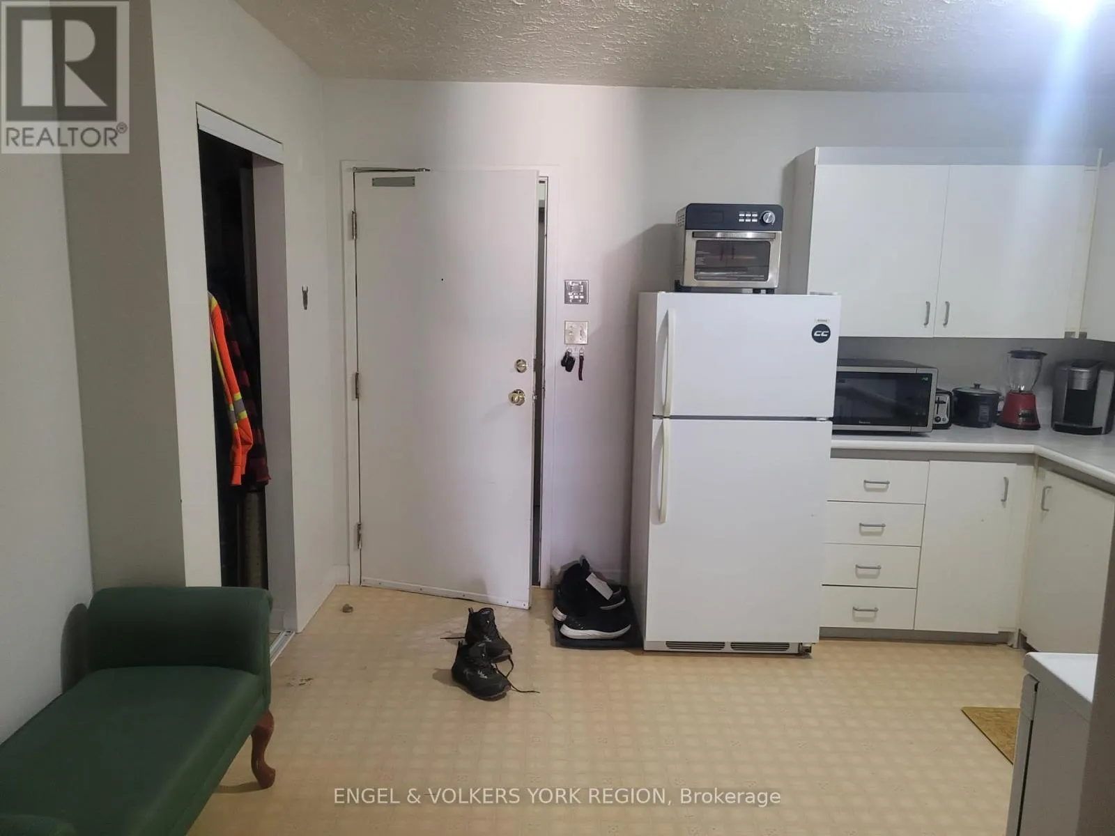 3 - 86 CURTIS STREET