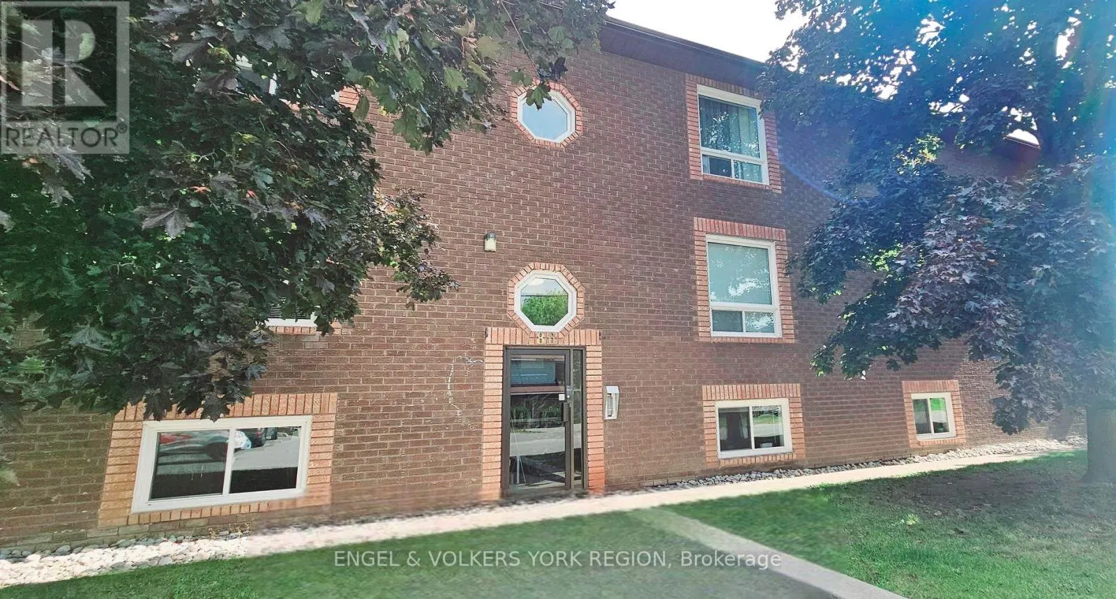 3 - 86 CURTIS STREET