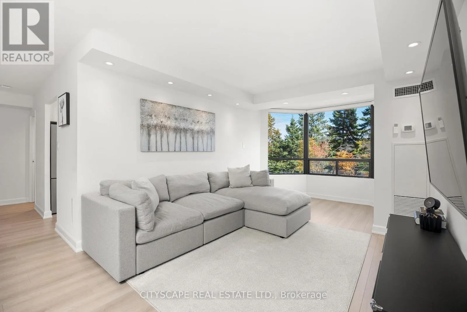 209 - 7460 BATHURST STREET