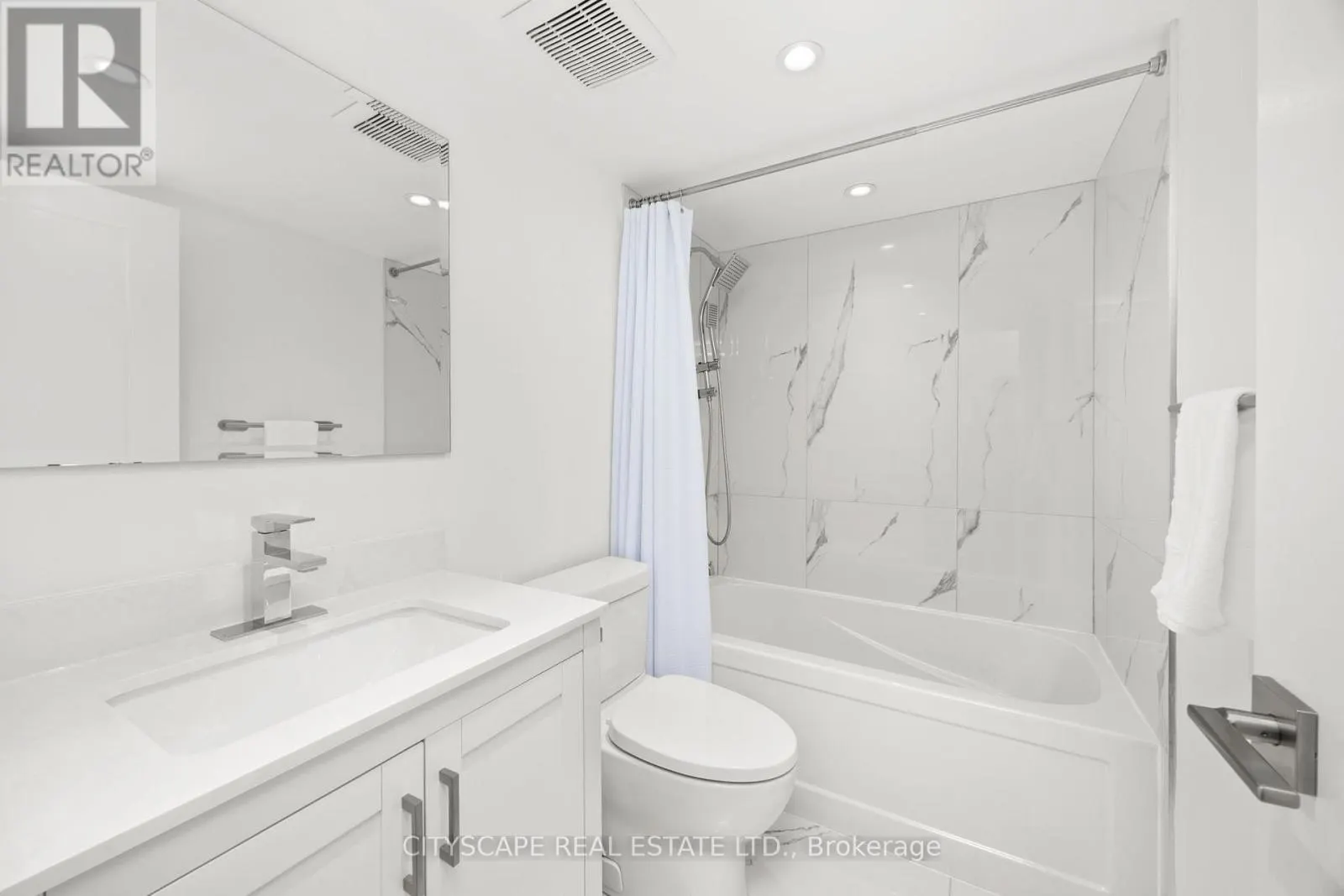 209 - 7460 BATHURST STREET