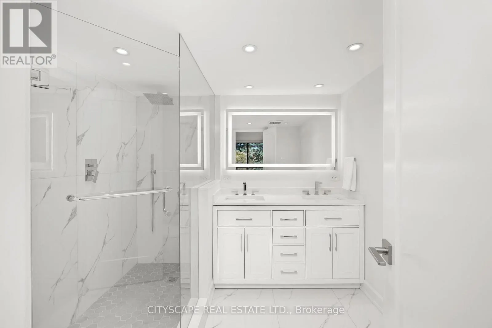 209 - 7460 BATHURST STREET