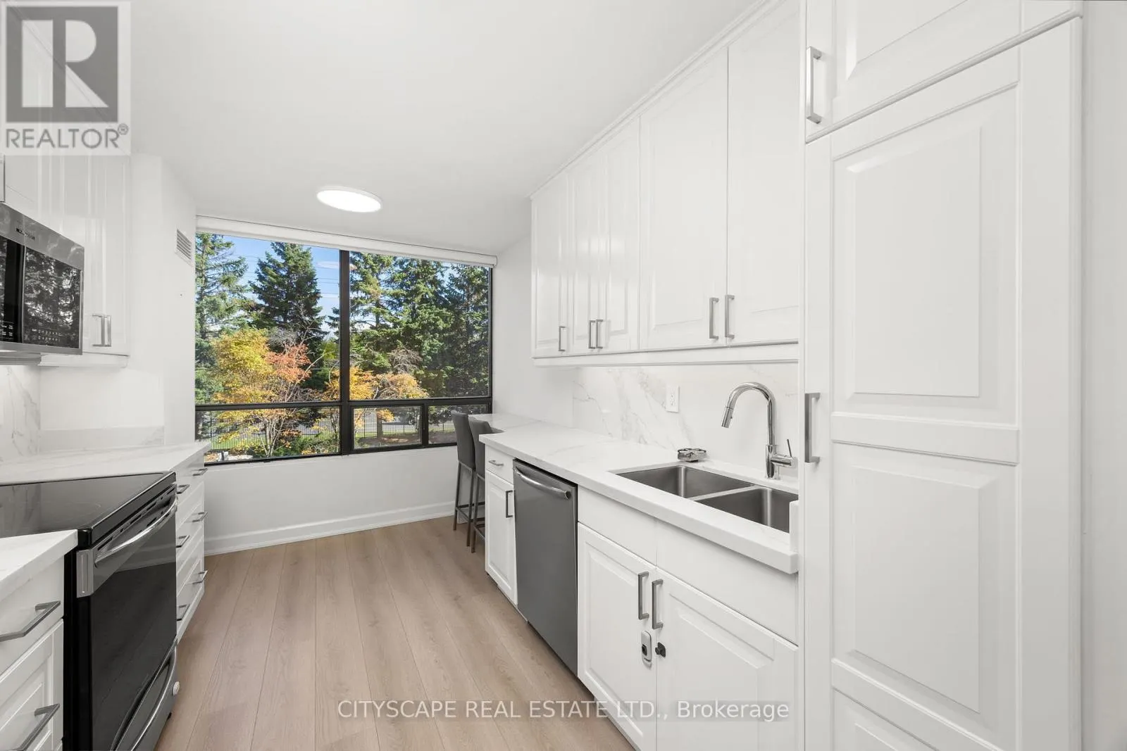 209 - 7460 BATHURST STREET