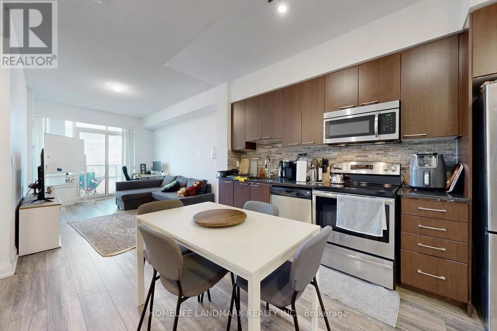 1123 - 7161 YONGE STREET