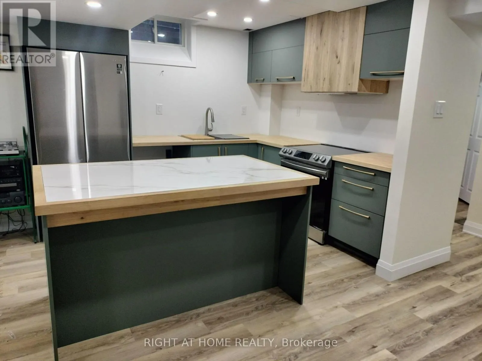 154 PETER RUPERT AVENUE W