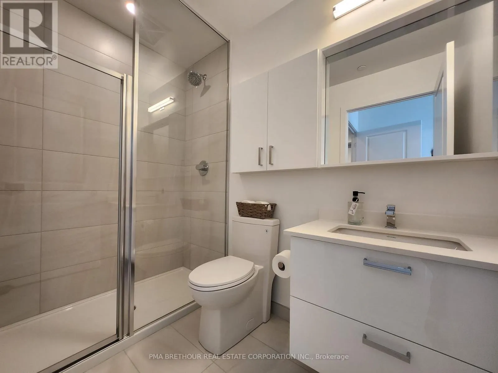 B-2909 - 50 UPPER MALL WAY