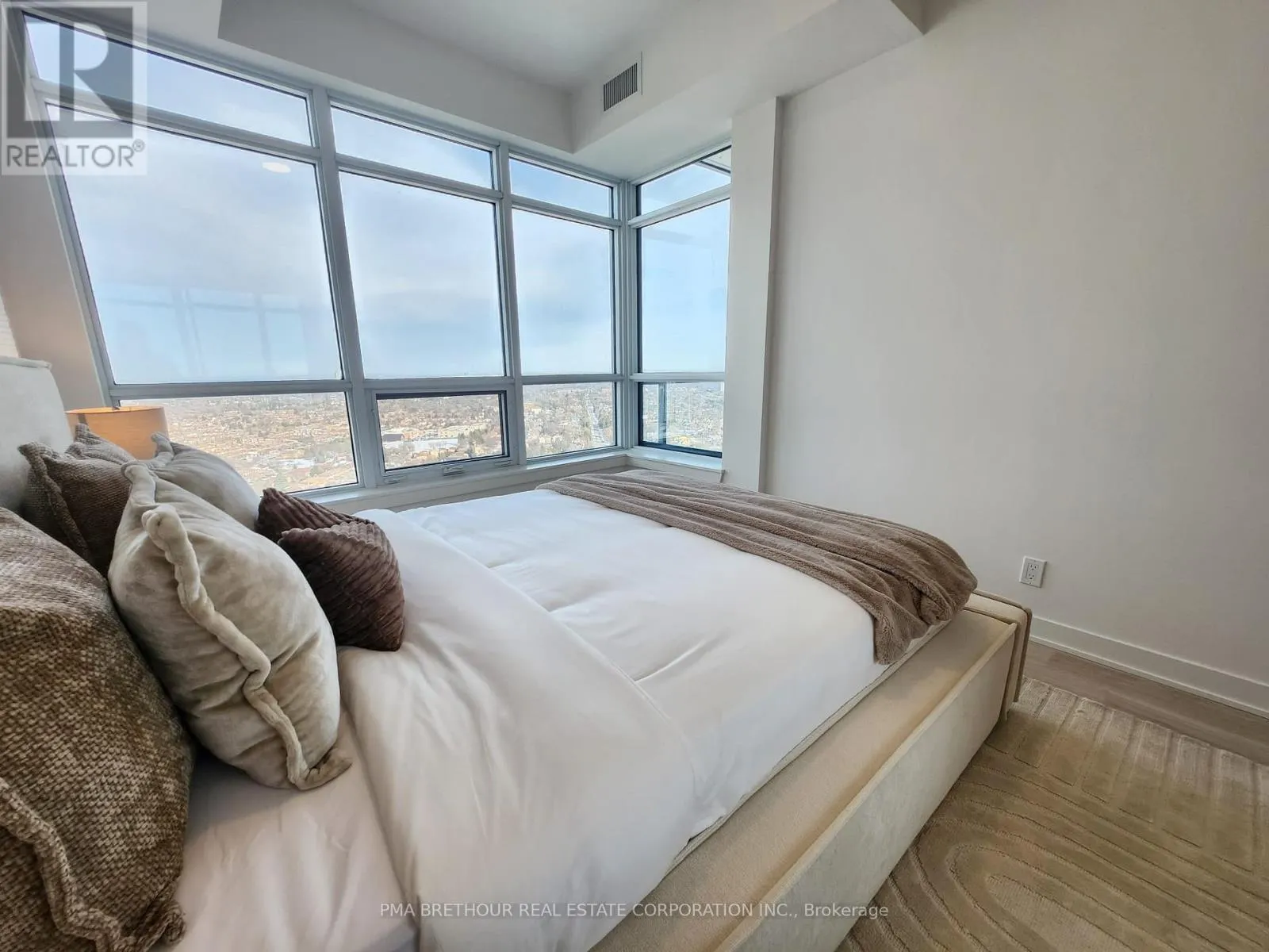 B-2909 - 50 UPPER MALL WAY