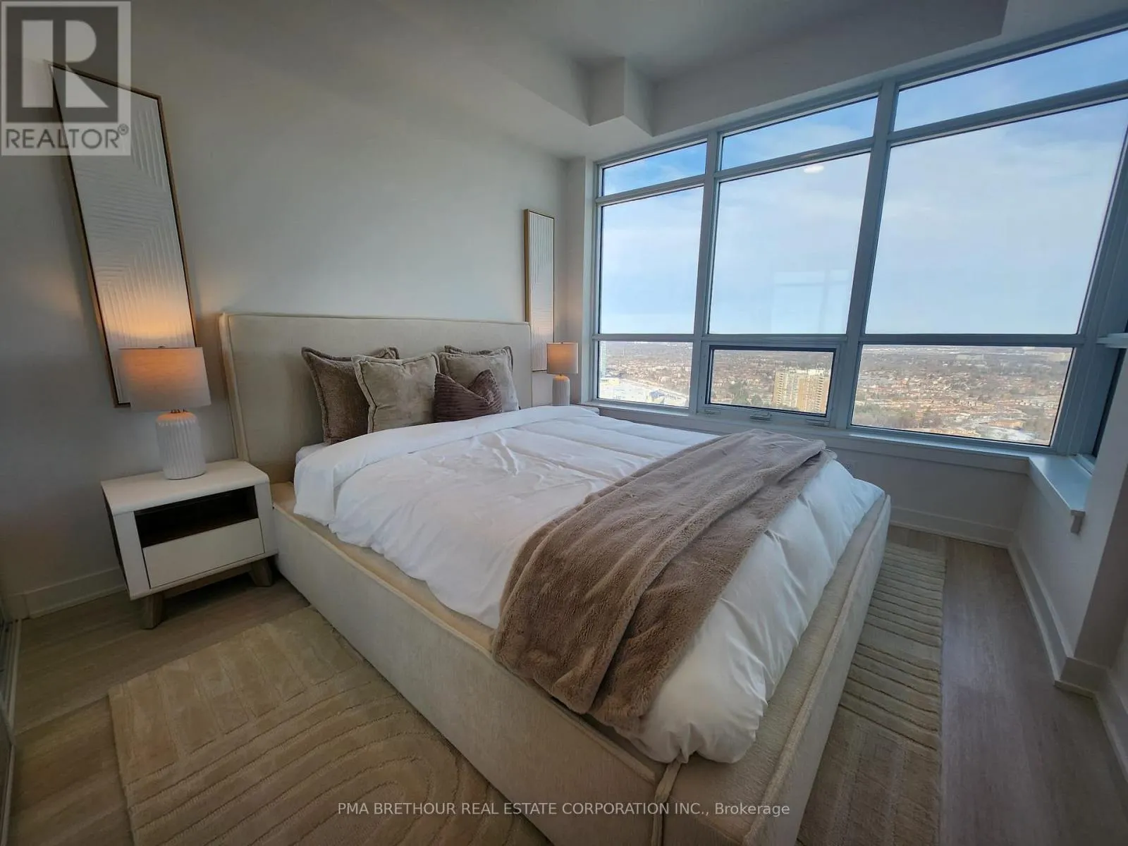 B-2909 - 50 UPPER MALL WAY