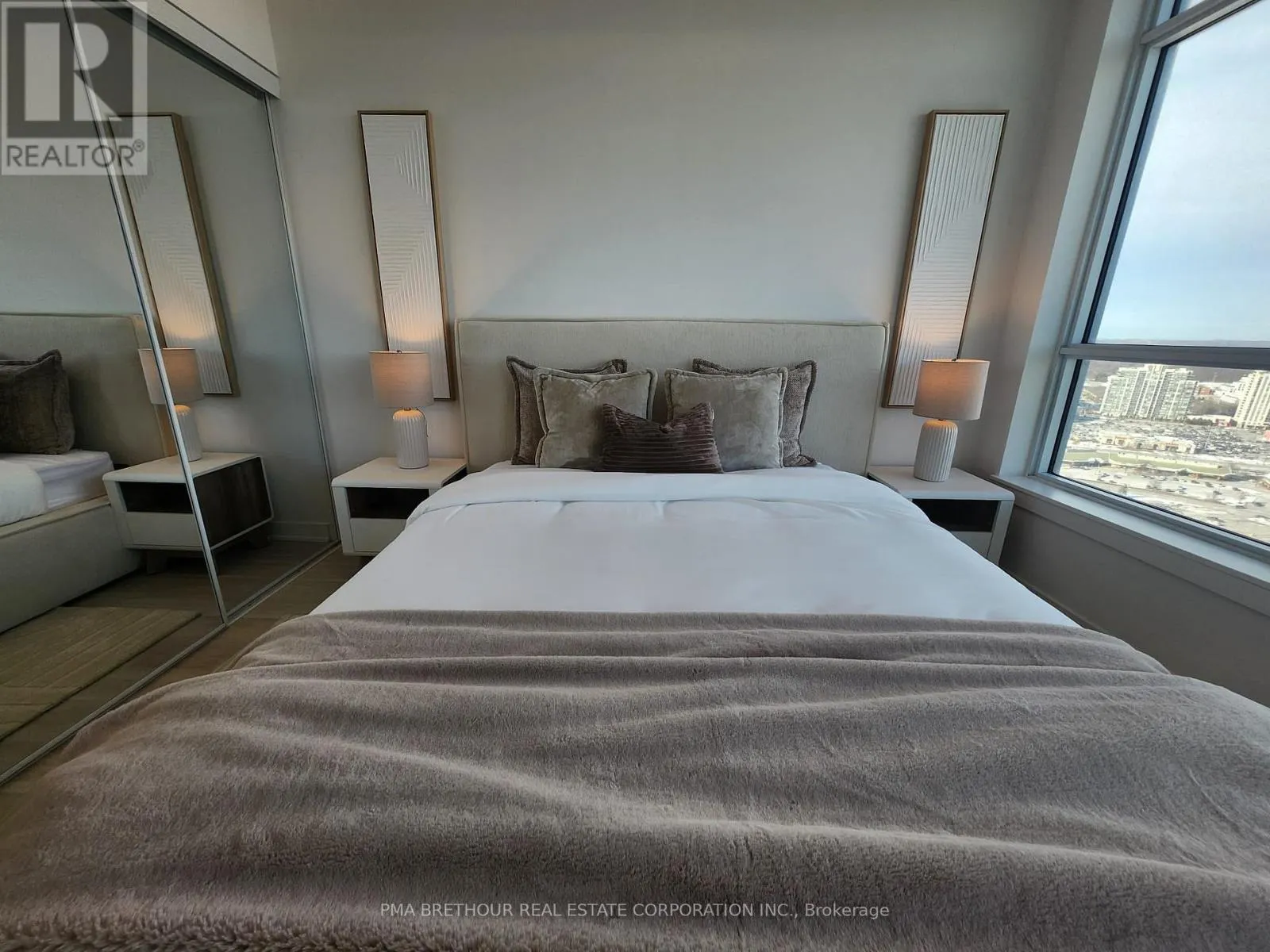 B-2909 - 50 UPPER MALL WAY