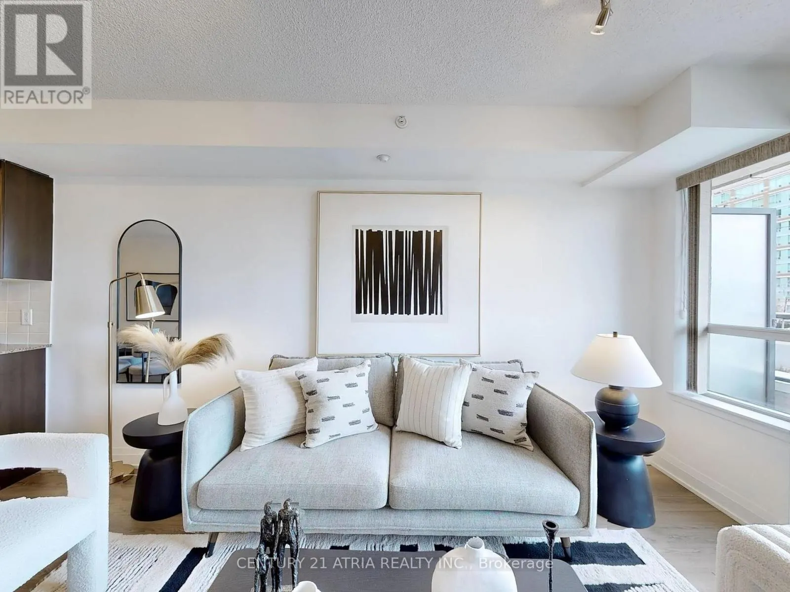 205 - 372 HIGHWAY 7 E