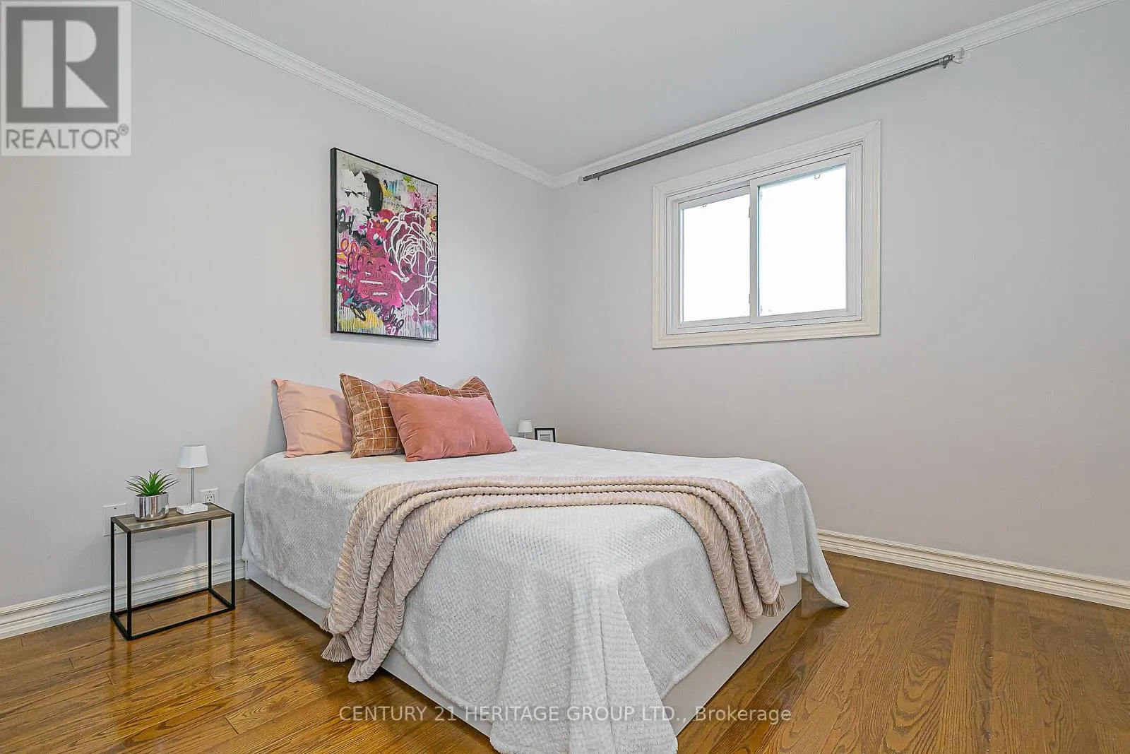 32 MOUNTFIELD CRESCENT