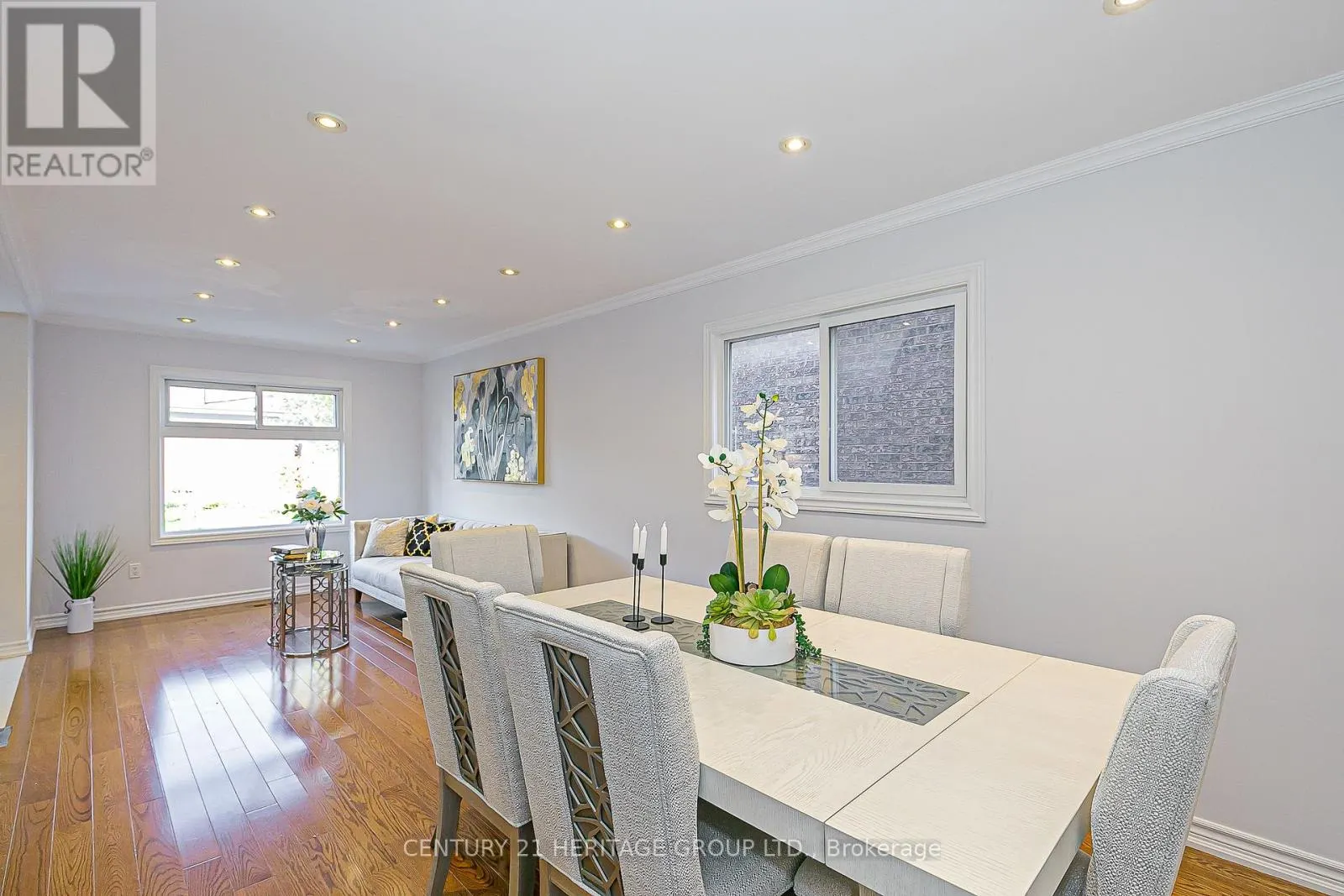 32 MOUNTFIELD CRESCENT