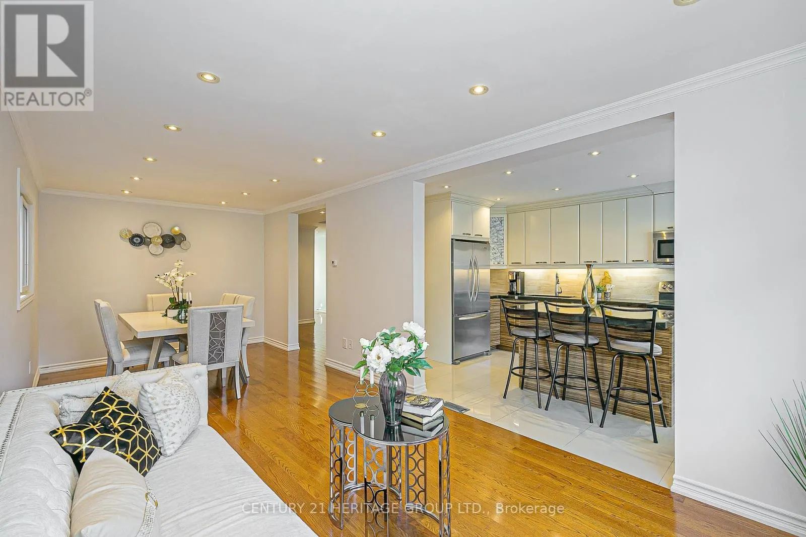 32 MOUNTFIELD CRESCENT