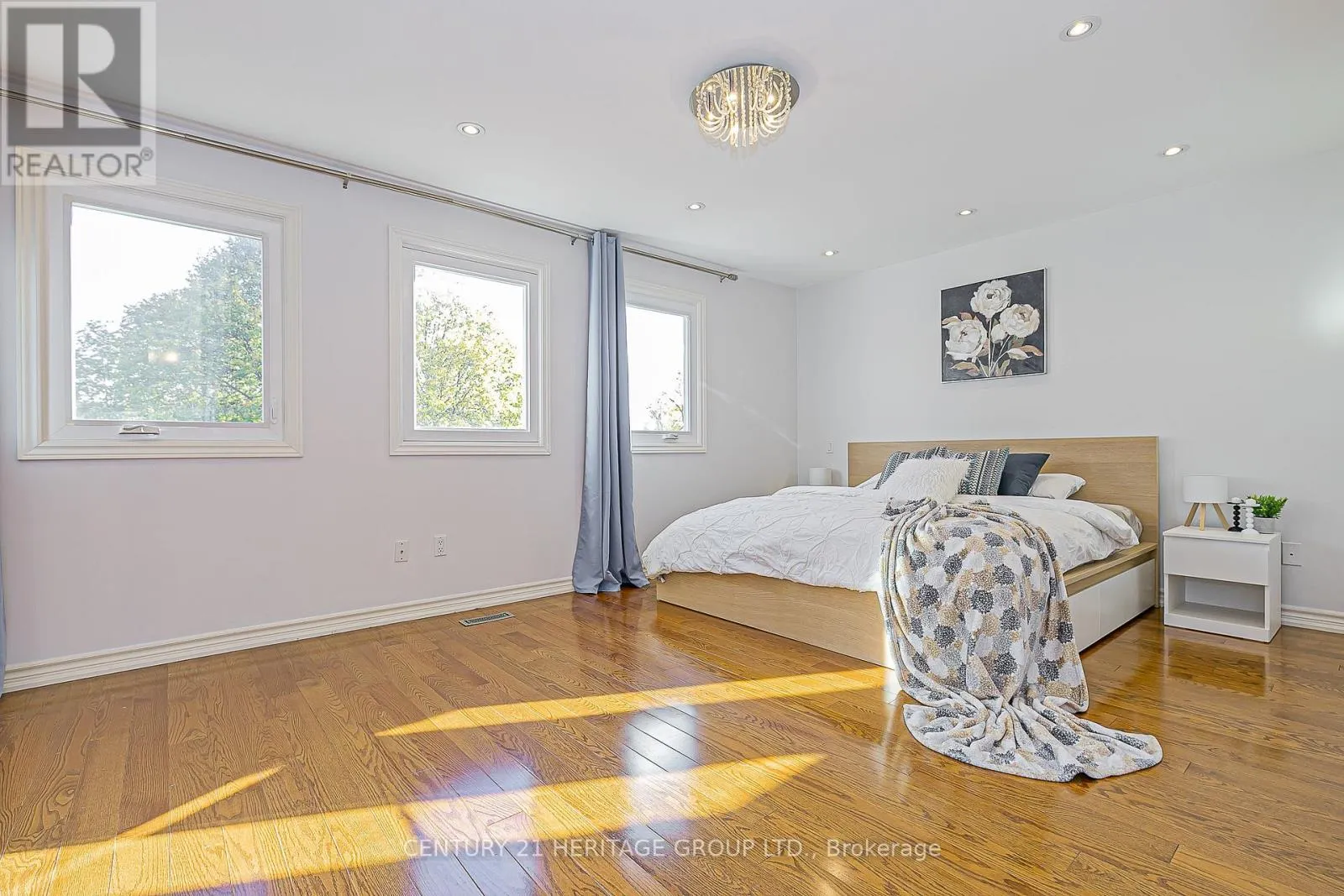 32 MOUNTFIELD CRESCENT