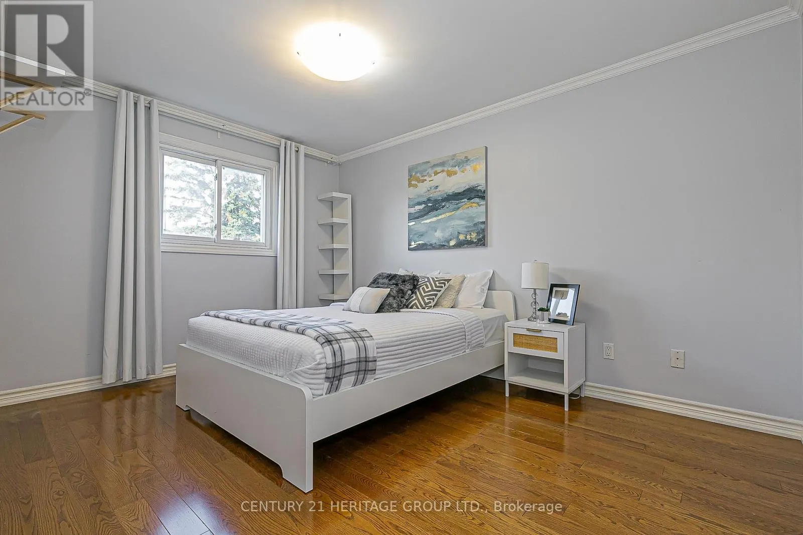 32 MOUNTFIELD CRESCENT