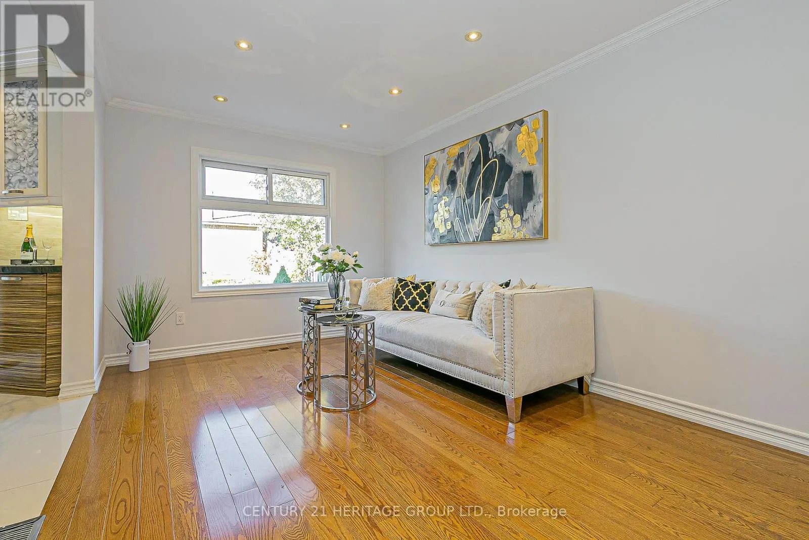 32 MOUNTFIELD CRESCENT