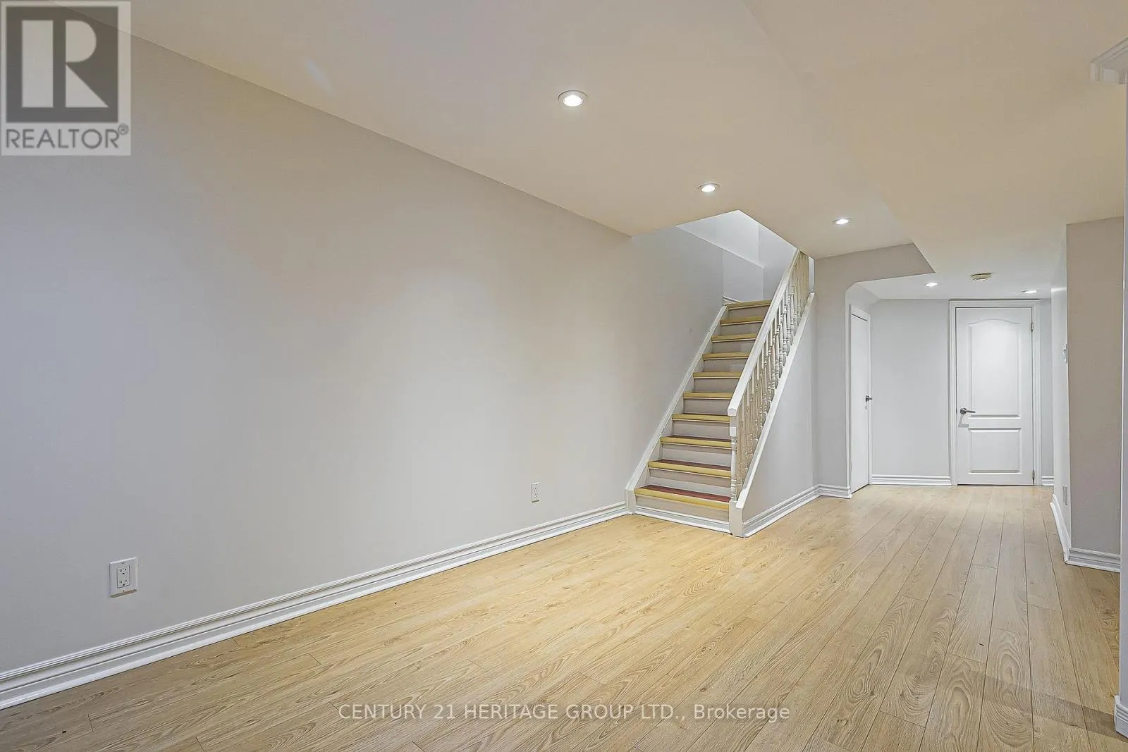 32 MOUNTFIELD CRESCENT