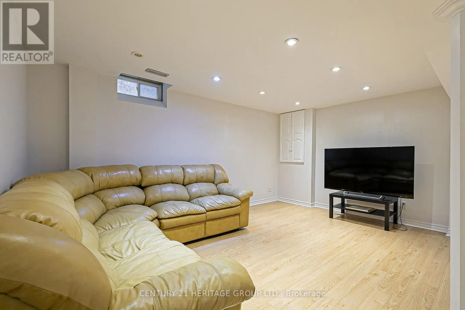 32 MOUNTFIELD CRESCENT