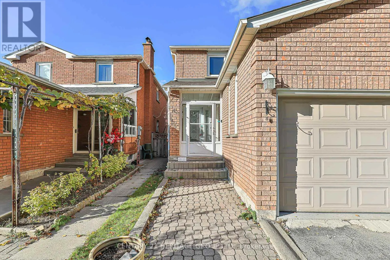 32 MOUNTFIELD CRESCENT