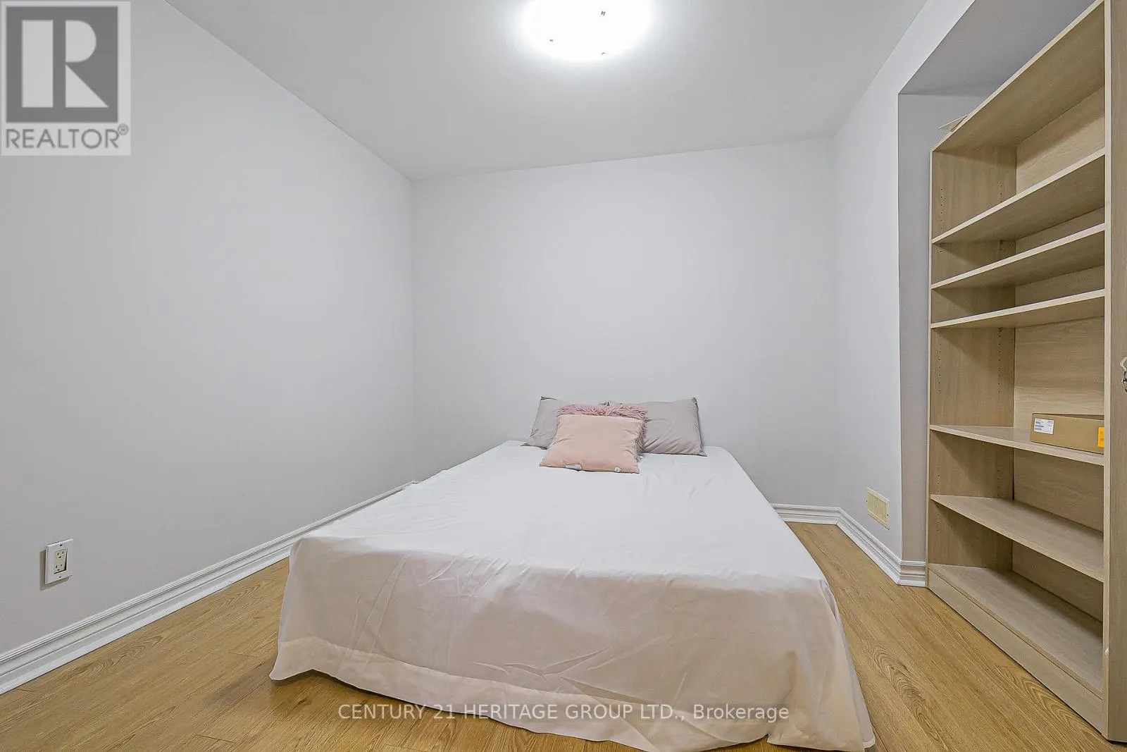 32 MOUNTFIELD CRESCENT