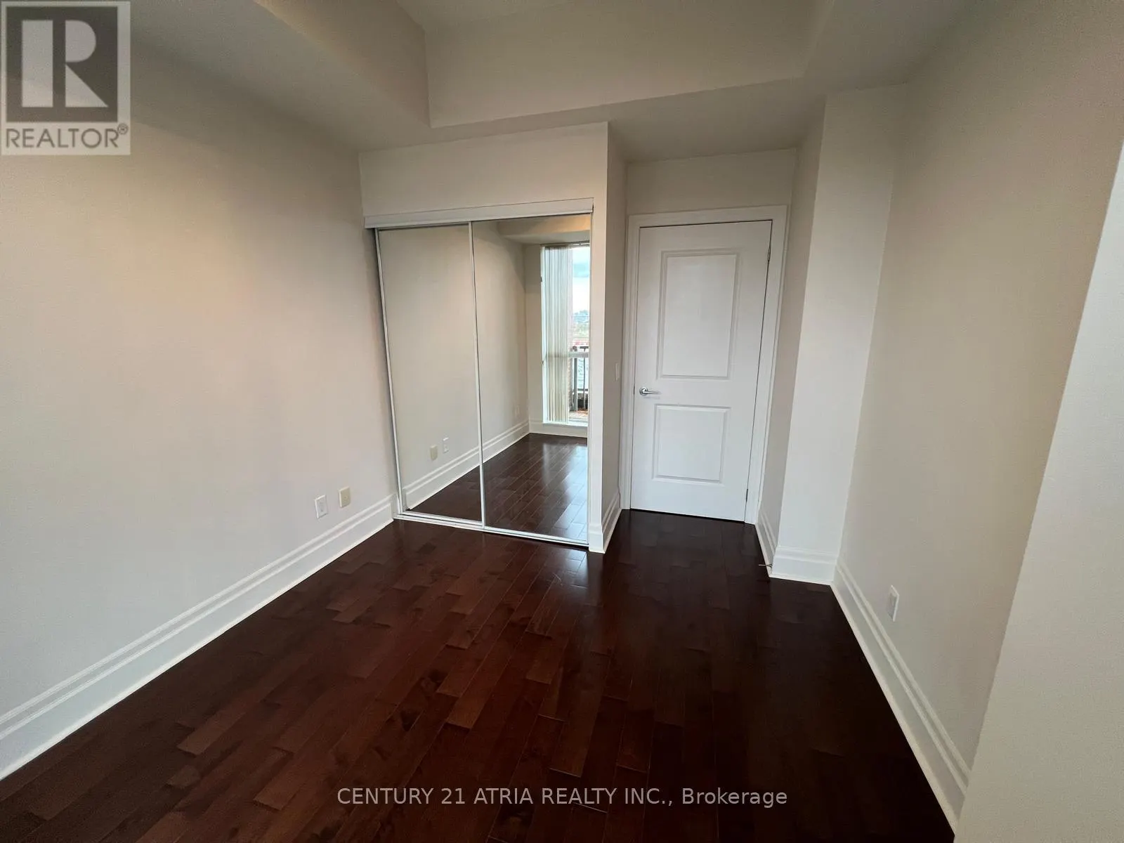 904 - 1 UPPER DUKE CRESCENT