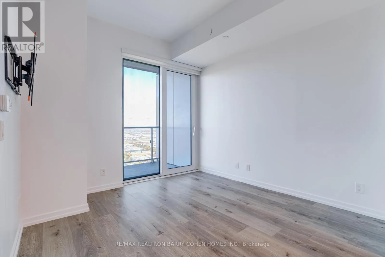 4015 - 1000 PORTAGE PARKWAY