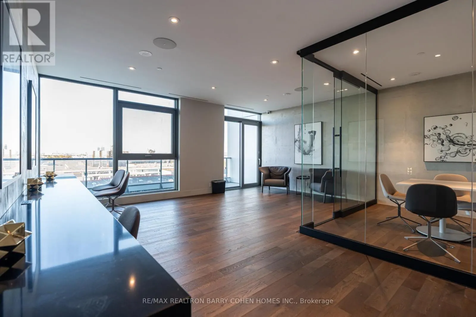 4015 - 1000 PORTAGE PARKWAY