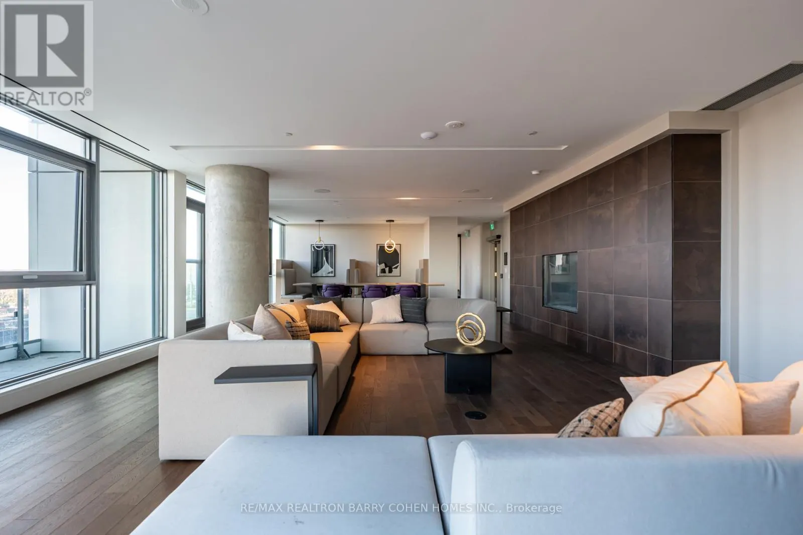 4015 - 1000 PORTAGE PARKWAY