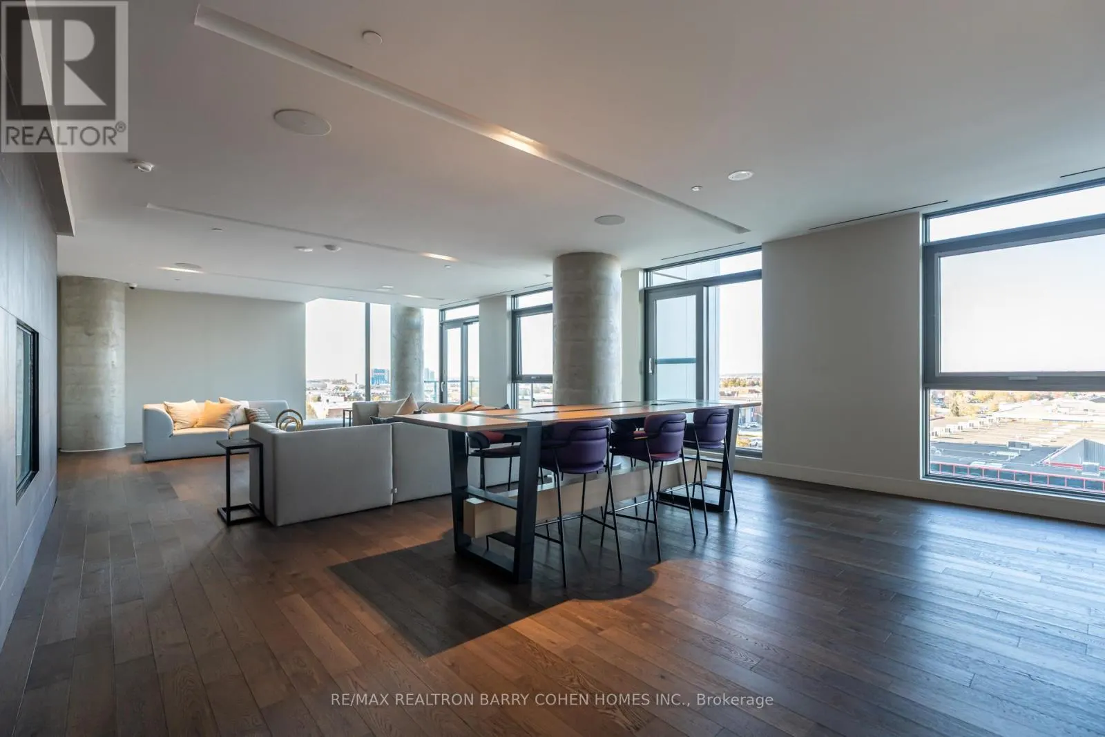 4015 - 1000 PORTAGE PARKWAY