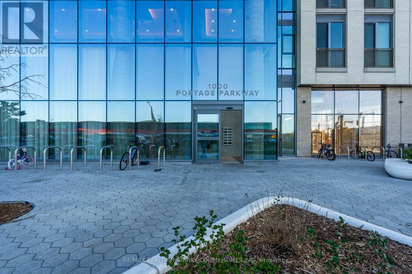 4015 - 1000 PORTAGE PARKWAY