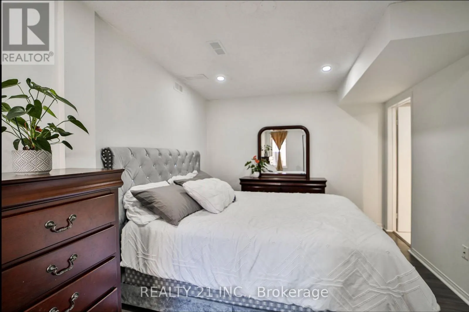 1036 - 75 WELDRICK ROAD E