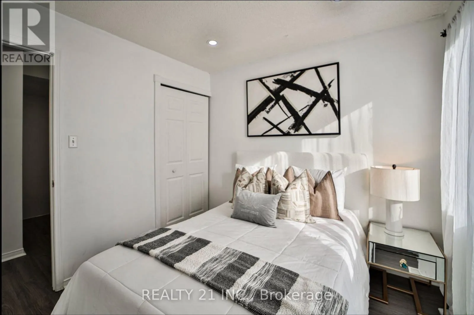 1036 - 75 WELDRICK ROAD E