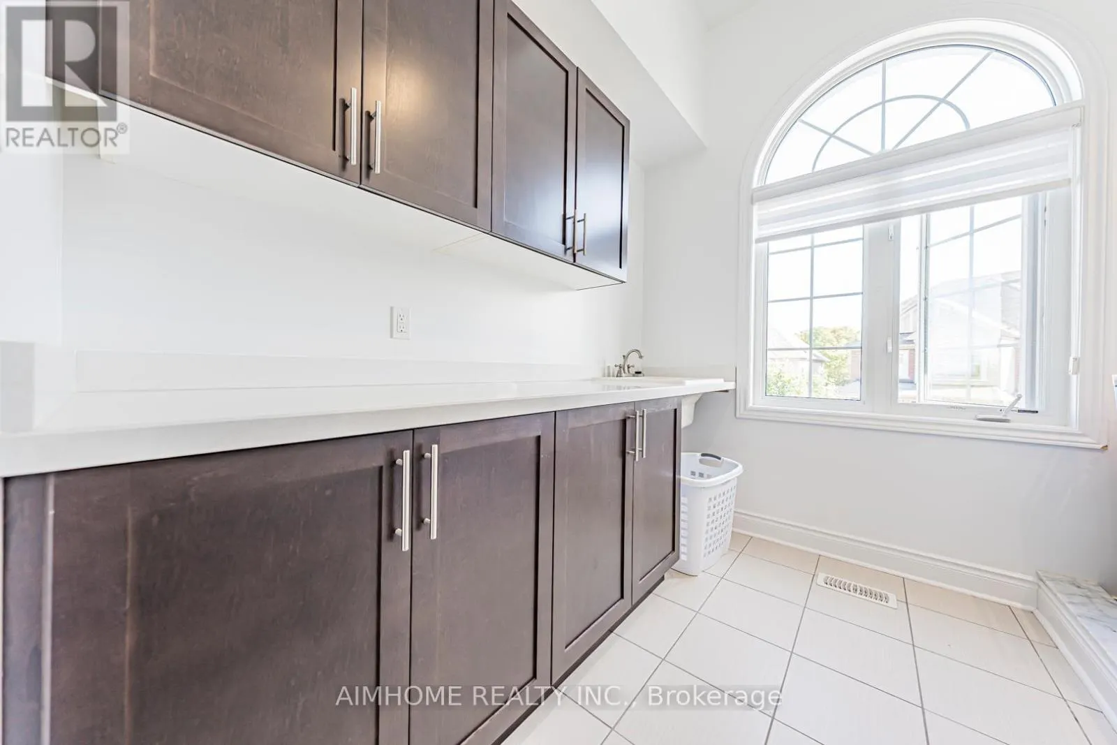 986 WILBUR PIPHER CIRCLE