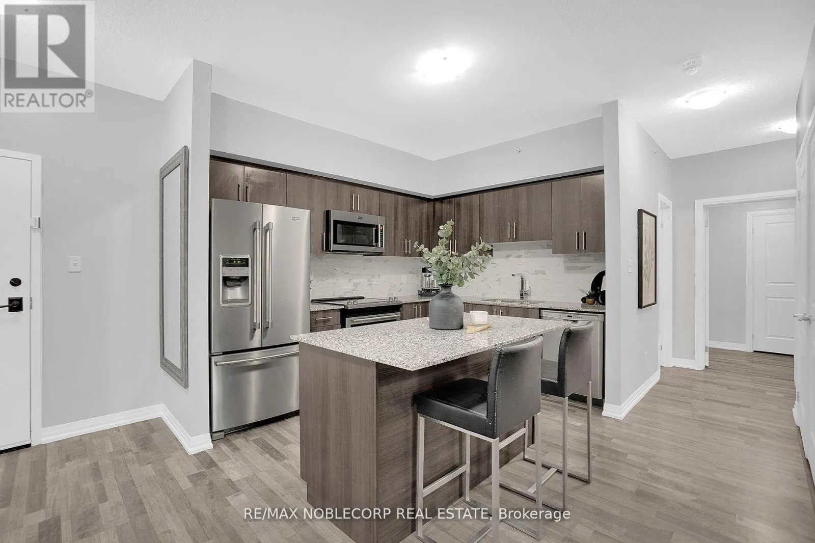 206 - 157 WELLINGTON STREET E