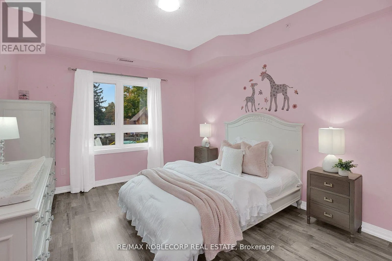 206 - 157 WELLINGTON STREET E