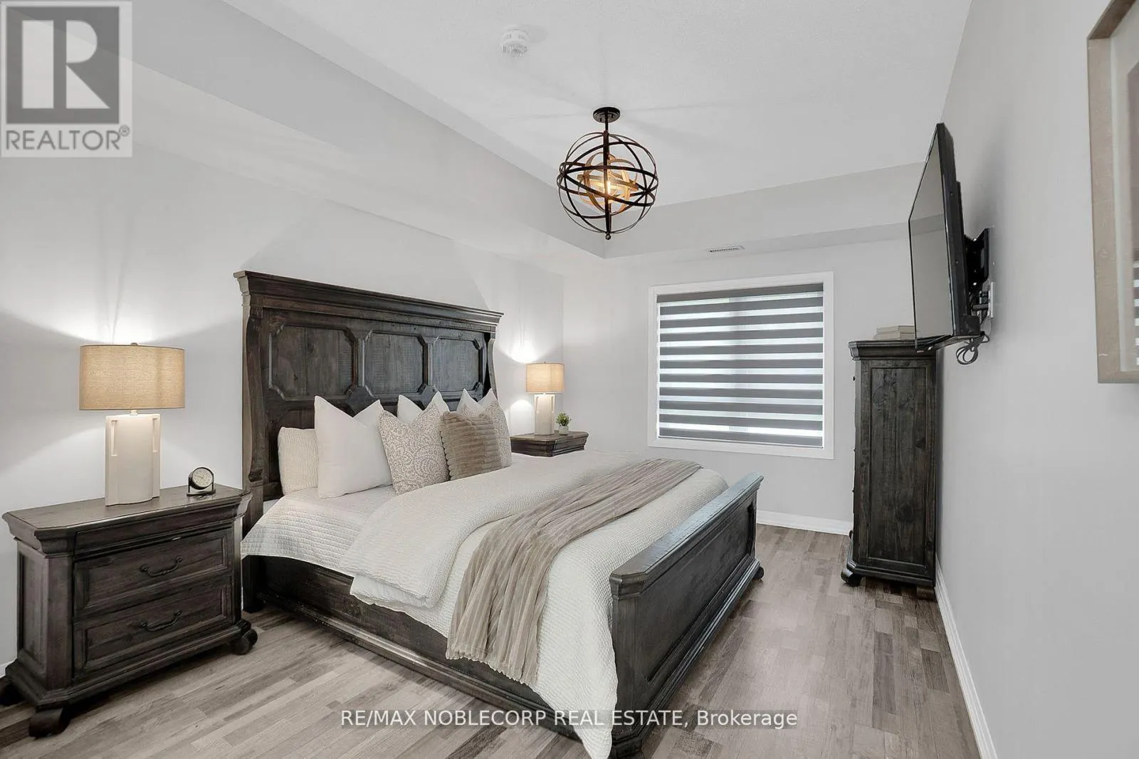 206 - 157 WELLINGTON STREET E