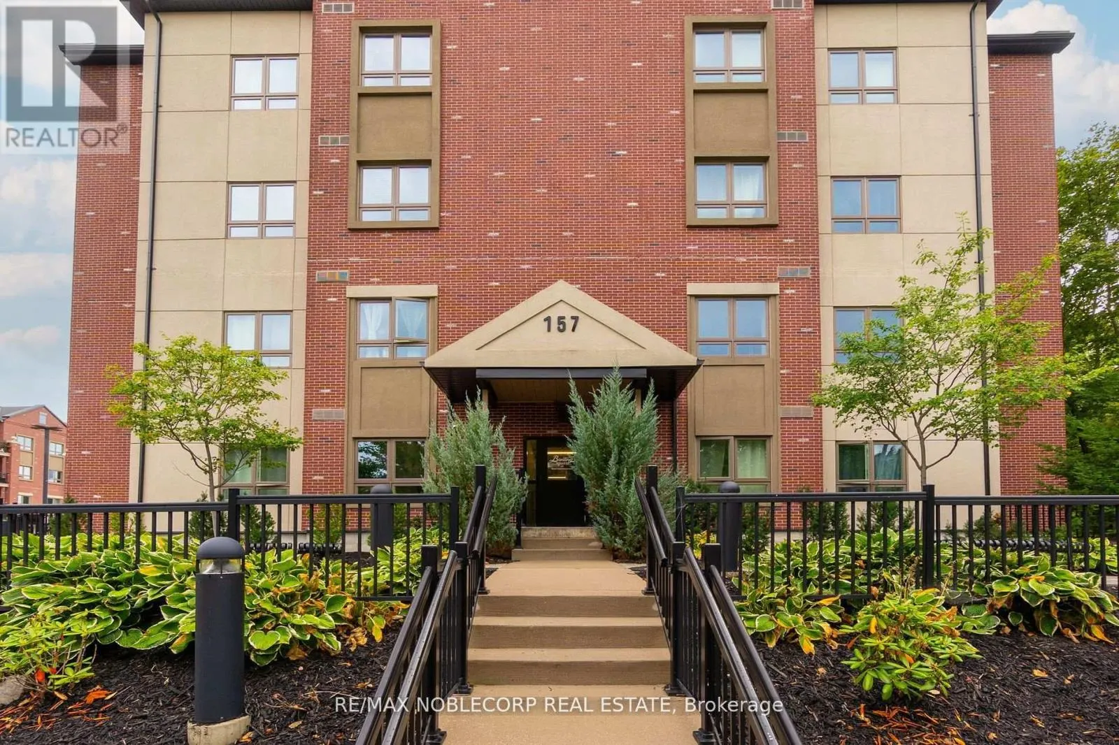 206 - 157 WELLINGTON STREET E