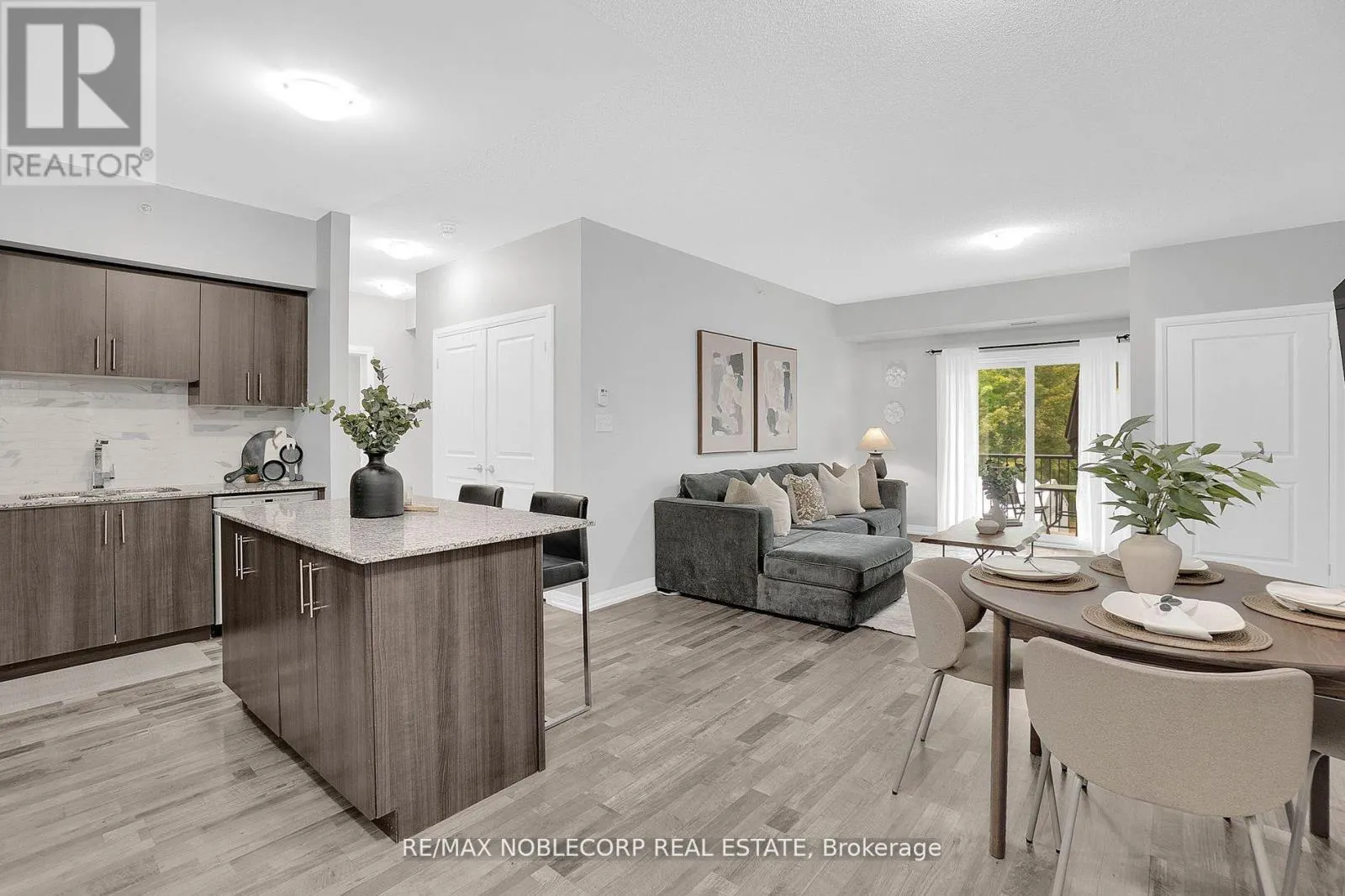 206 - 157 WELLINGTON STREET E