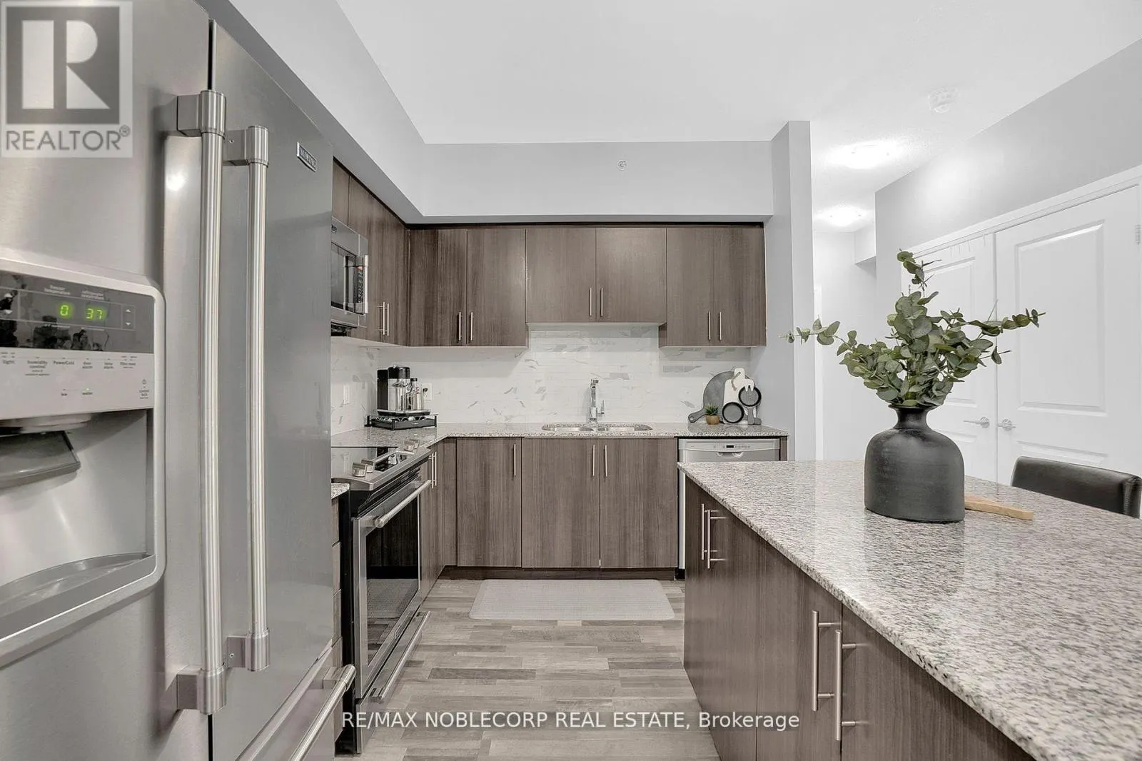 206 - 157 WELLINGTON STREET E