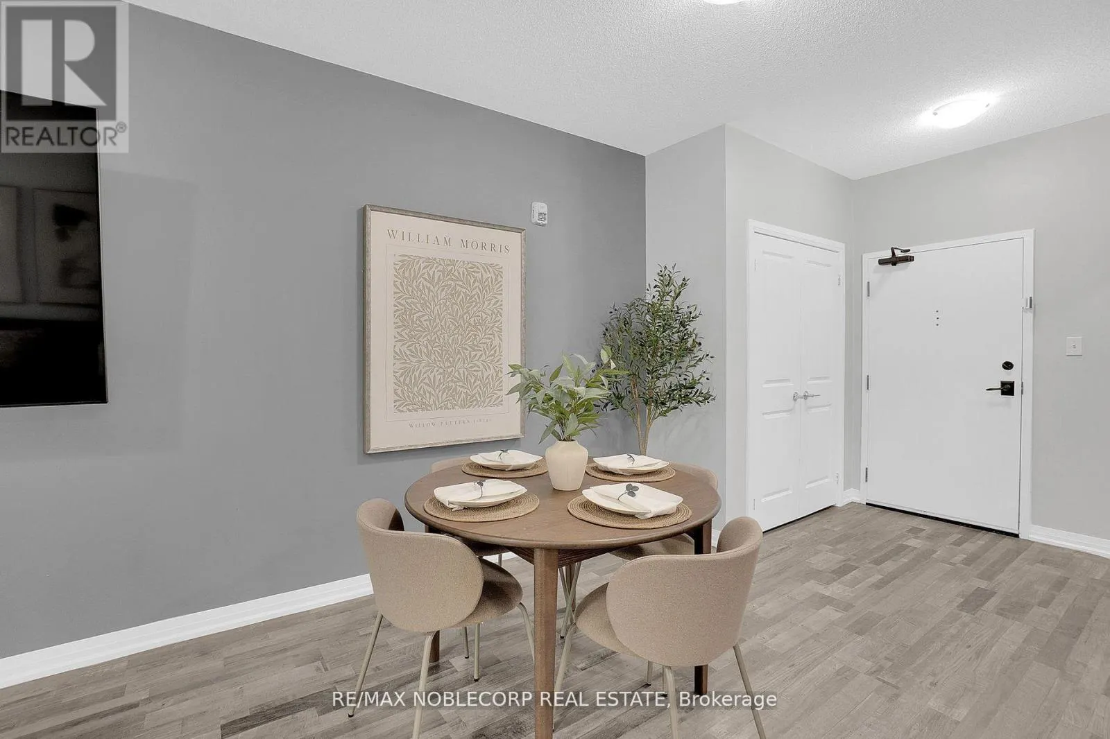 206 - 157 WELLINGTON STREET E