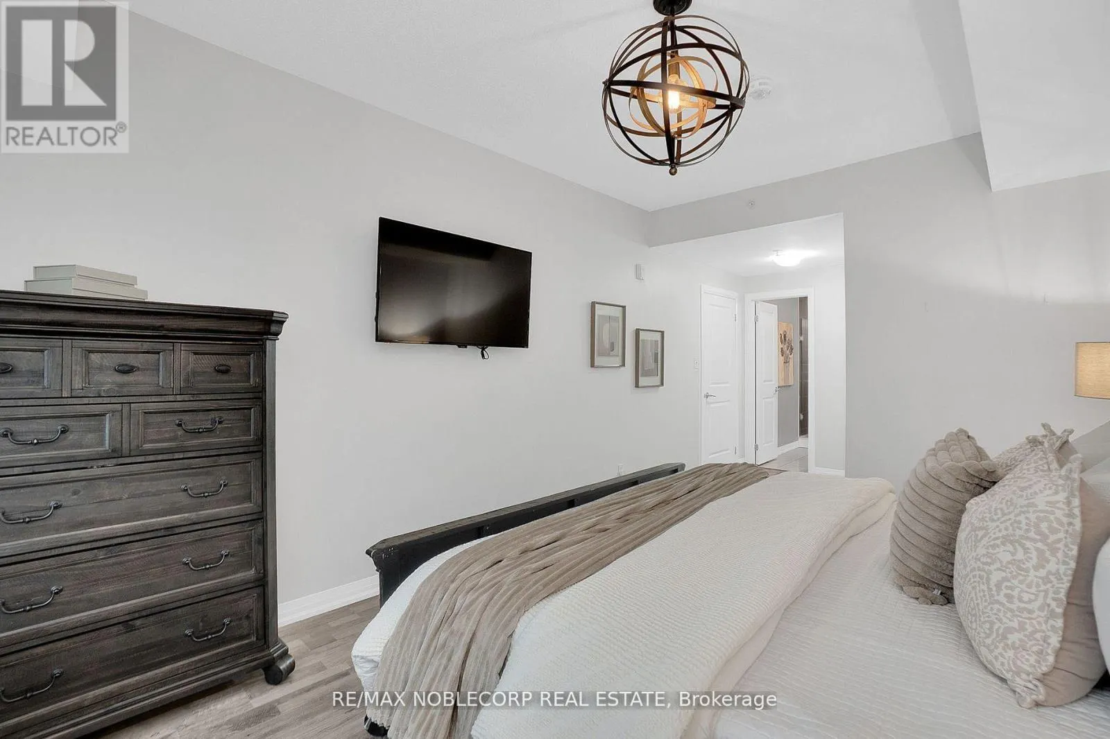 206 - 157 WELLINGTON STREET E