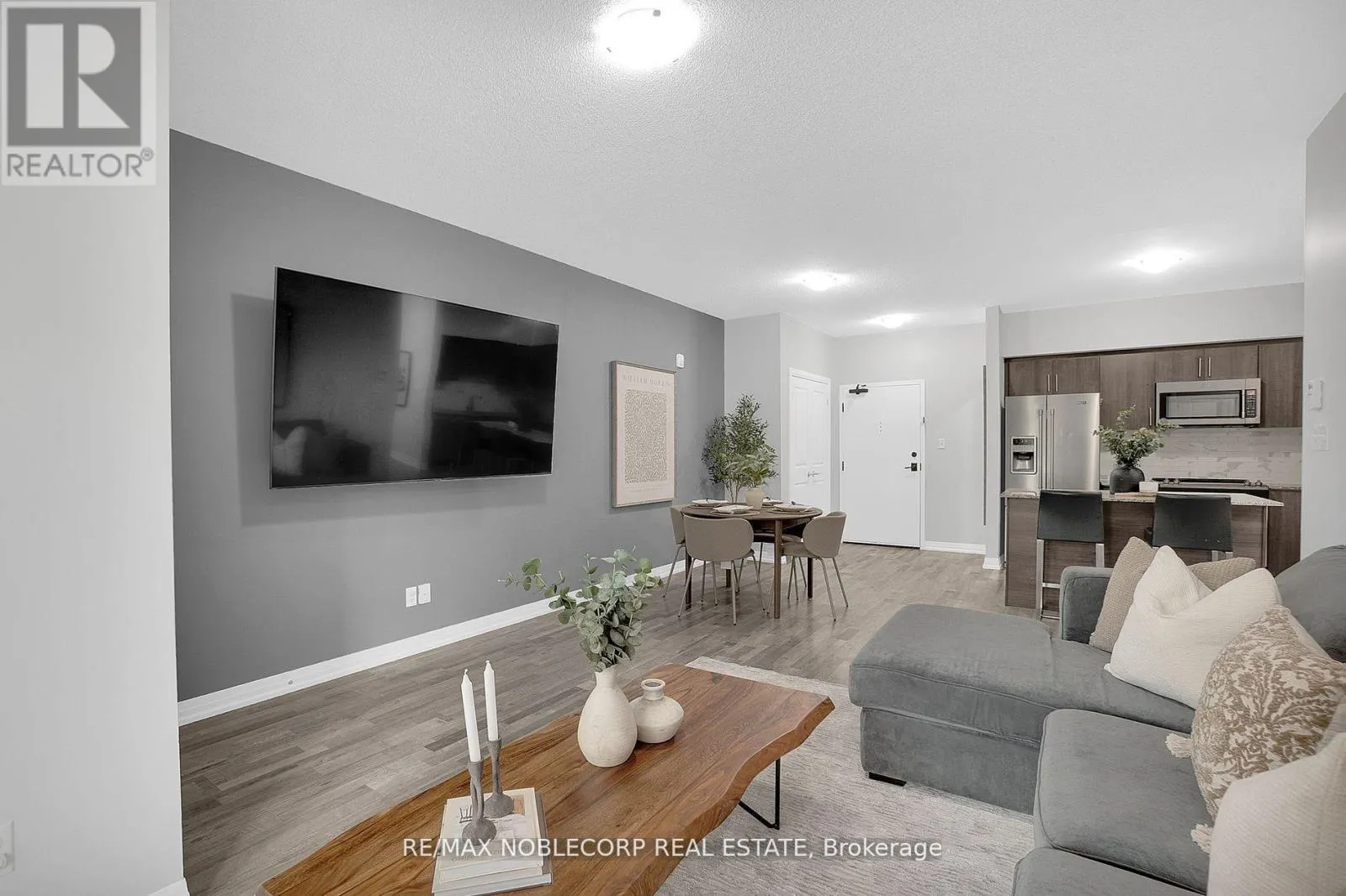 206 - 157 WELLINGTON STREET E