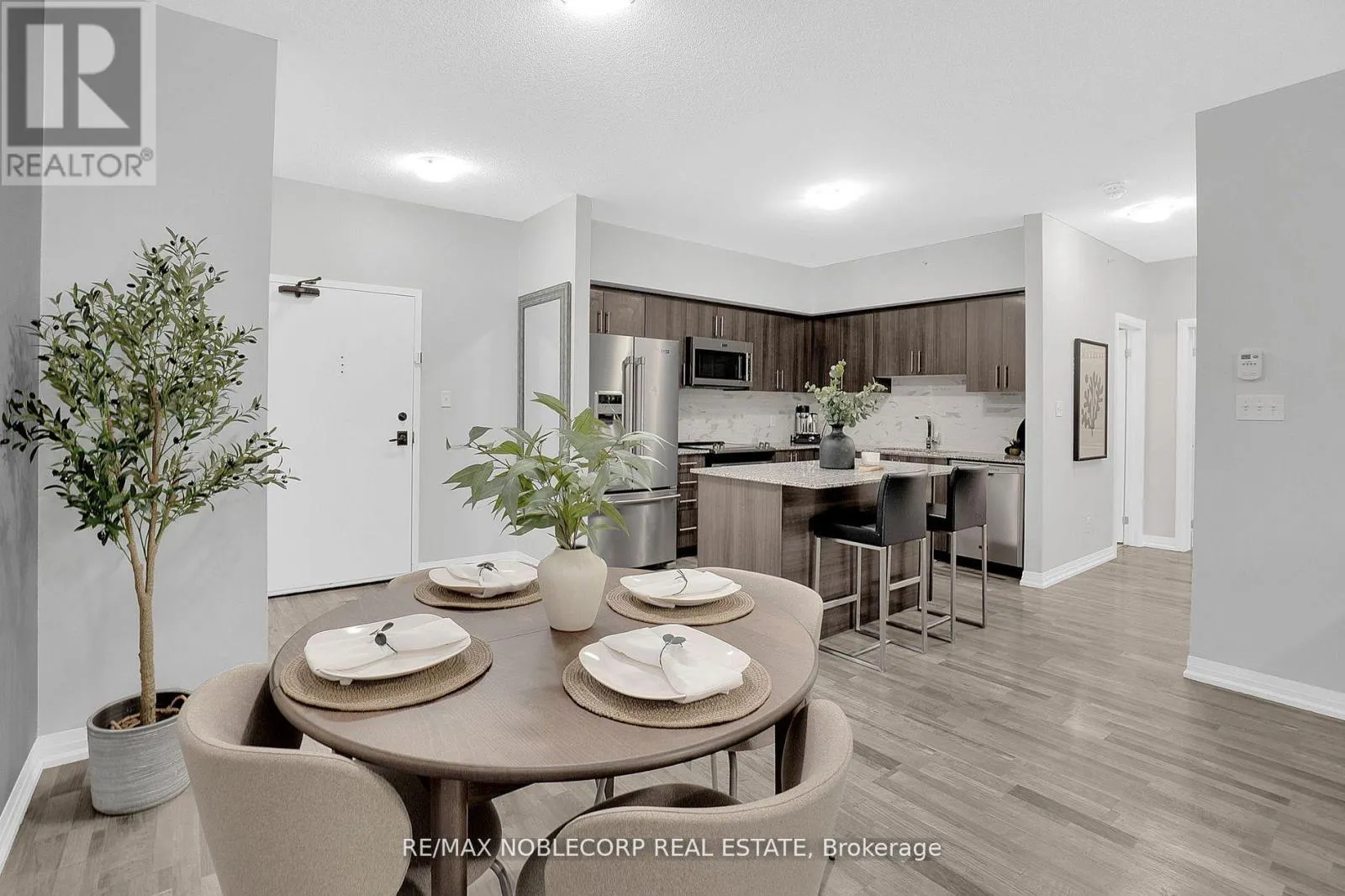 206 - 157 WELLINGTON STREET E