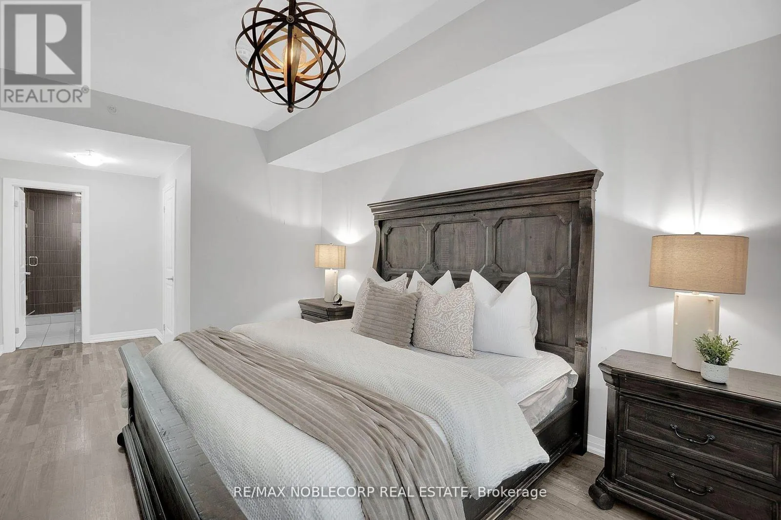 206 - 157 WELLINGTON STREET E