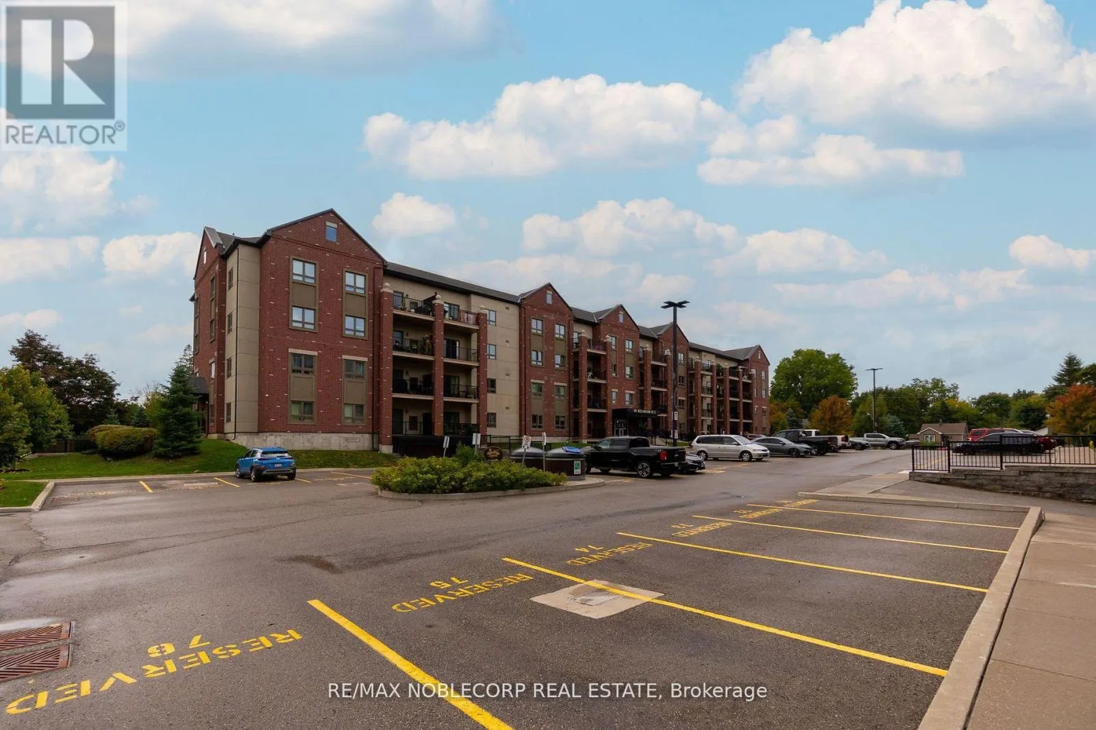 206 - 157 WELLINGTON STREET E